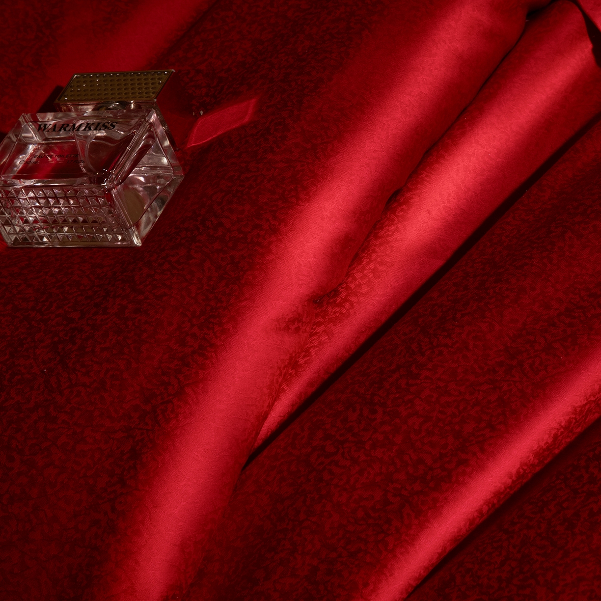 91家纺网 家纺一手货源 找家纺 （总）佳汐蓝家纺 2025新款100支贡缎提花全棉刺绣婚庆四件套-相亲相爱