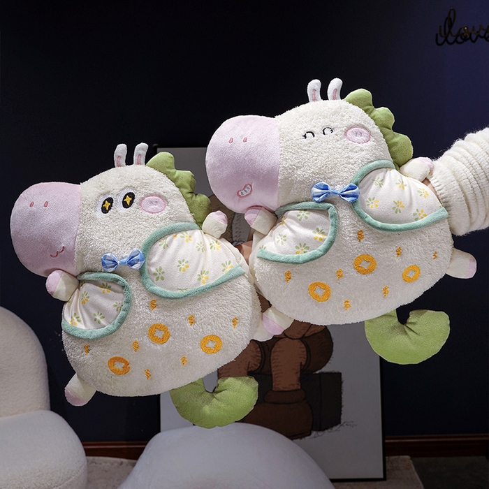 91家纺网 家纺一手货源 找家纺 仟亿莱 2025新款马上有钱领结小马三用抱枕毯 三用眯眯眼领结小马-1