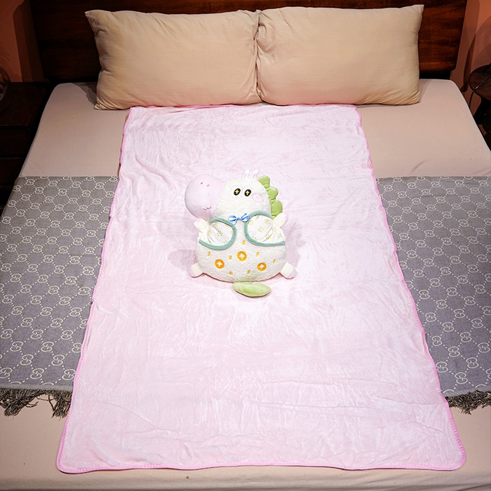 91家纺网 家纺一手货源 找家纺 仟亿莱 2025新款马上有钱领结小马三用抱枕毯 三用星星眼领结小马-2