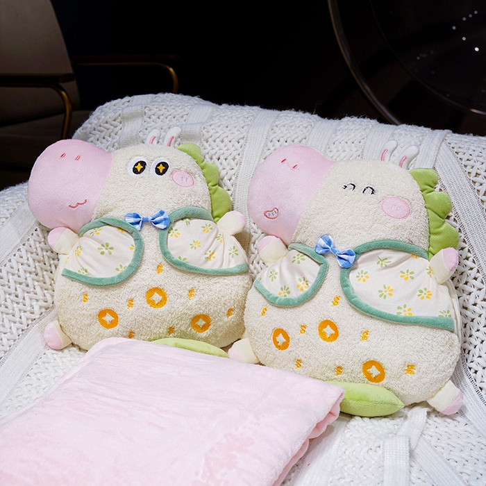 91家纺网 家纺一手货源 找家纺 仟亿莱 2025新款马上有钱领结小马三用抱枕毯 三用眯眯眼领结小马-2