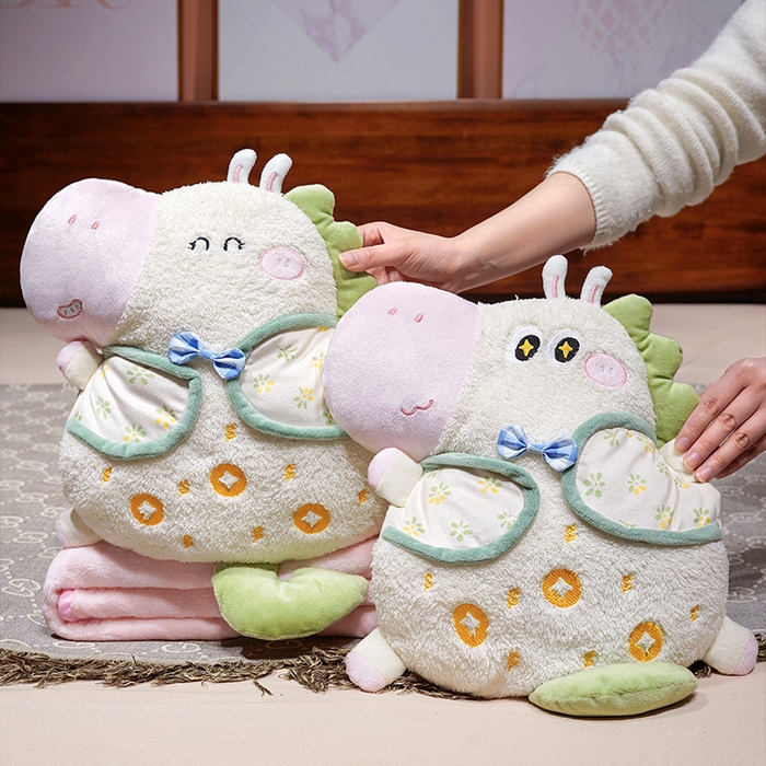 91家纺网 家纺一手货源 找家纺 仟亿莱 2025新款马上有钱领结小马三用抱枕毯 三用眯眯眼领结小马-1