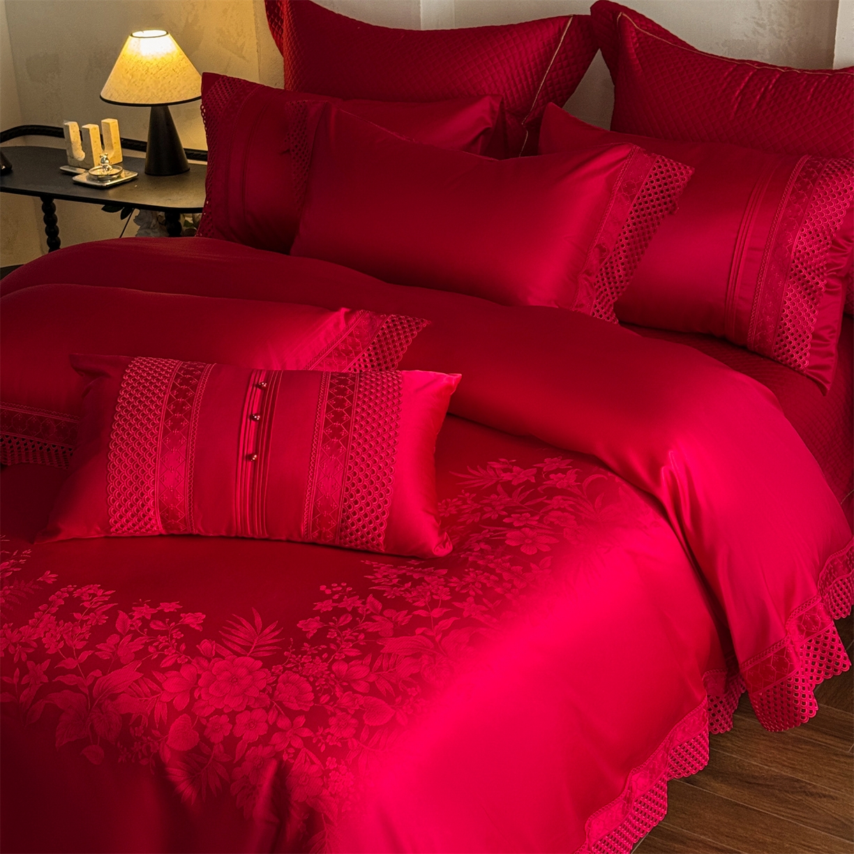 91家纺网 家纺一手货源 找家纺 （总）佳汐蓝家纺 2025新款100支贡缎提花全棉刺绣婚庆四件套-繁花佩影