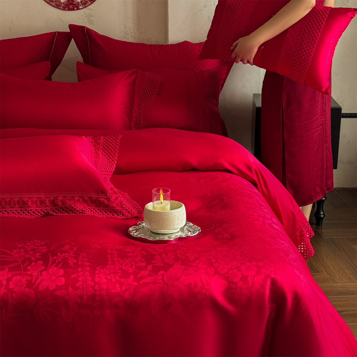 91家纺网 家纺一手货源 找家纺 （总）佳汐蓝家纺 2025新款100支贡缎提花全棉刺绣婚庆四件套-繁花佩影