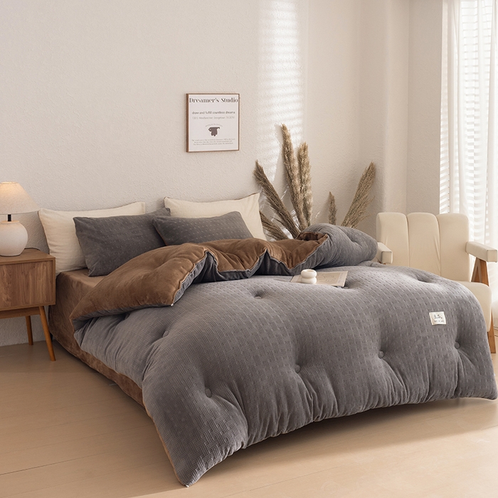 91家纺网 家纺一手货源 找家纺 （总）牛魔王家居 2025新款高克重牛奶绒提花冬被被子被芯