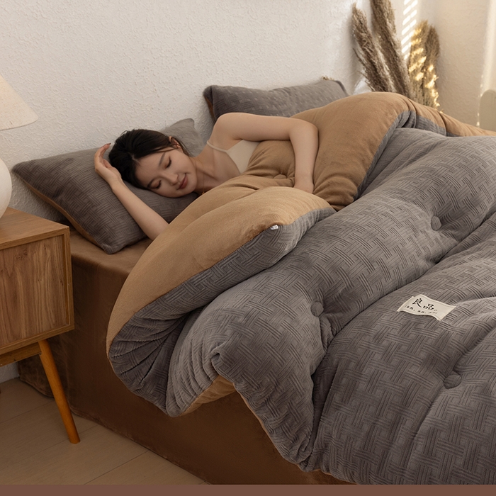 91家纺网 家纺一手货源 找家纺 （总）牛魔王家居 2025新款高克重牛奶绒提花冬被被子被芯