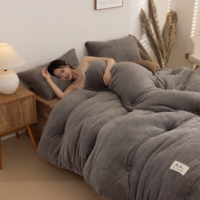 91家纺网 家纺一手货源 找家纺 （总）牛魔王家居 2025新款高克重牛奶绒提花冬被被子被芯