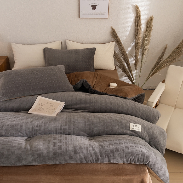 91家纺网 家纺一手货源 找家纺 牛魔王家居 2025新款高克重牛奶绒提花冬被被子被芯 格纹咖色