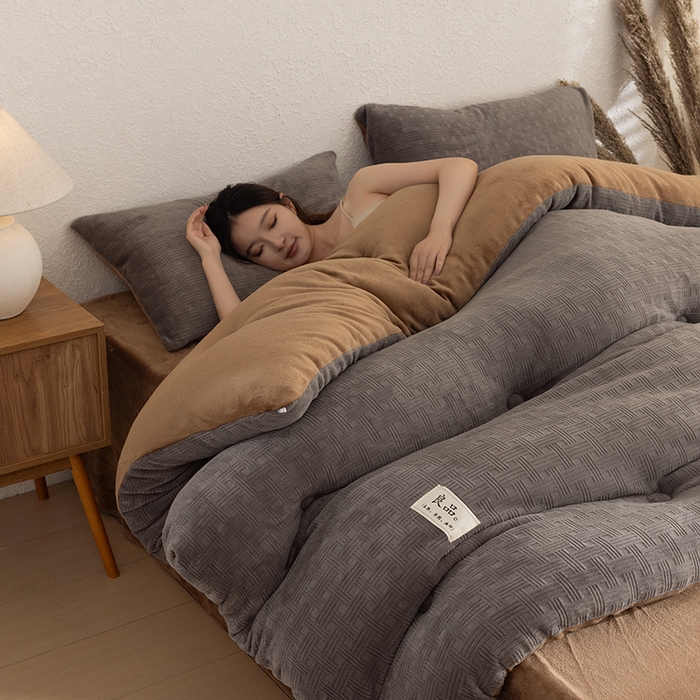 91家纺网 家纺一手货源 找家纺 牛魔王家居 2025新款高克重牛奶绒提花冬被被子被芯 格纹咖色