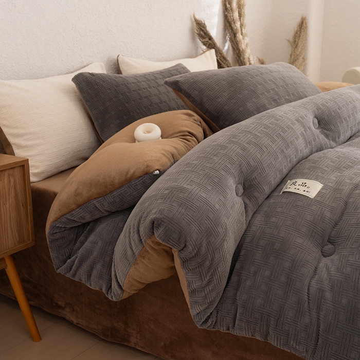 91家纺网 家纺一手货源 找家纺 牛魔王家居 2025新款高克重牛奶绒提花冬被被子被芯 格纹咖色