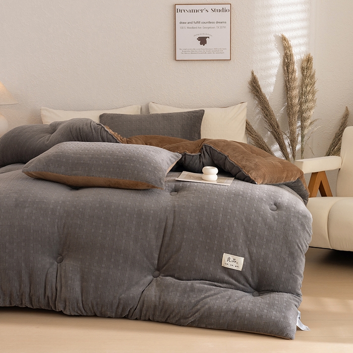 91家纺网 家纺一手货源 找家纺 牛魔王家居 2025新款高克重牛奶绒提花冬被被子被芯 格纹咖色