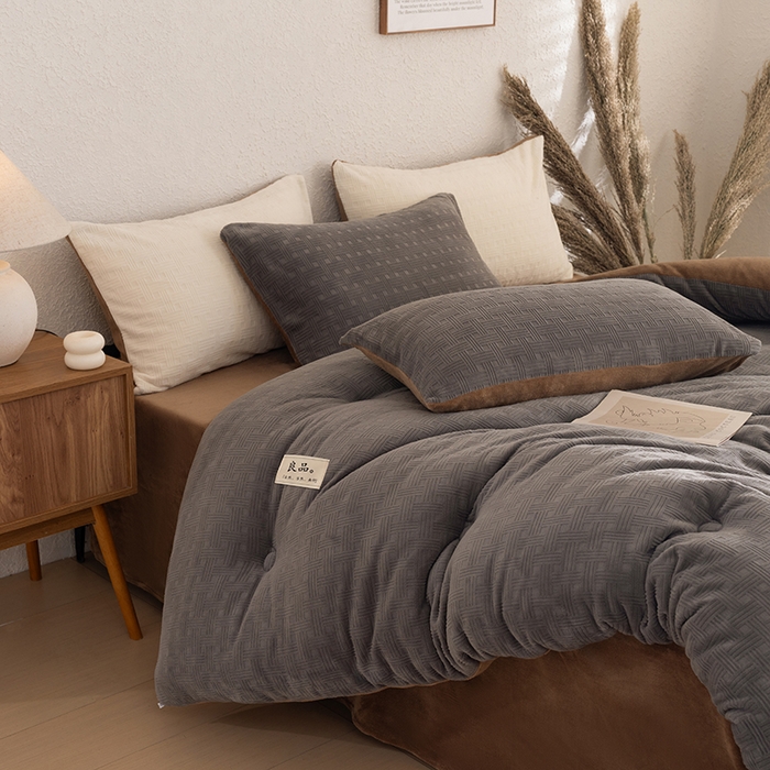 91家纺网 家纺一手货源 找家纺 牛魔王家居 2025新款高克重牛奶绒提花冬被被子被芯 格纹咖色