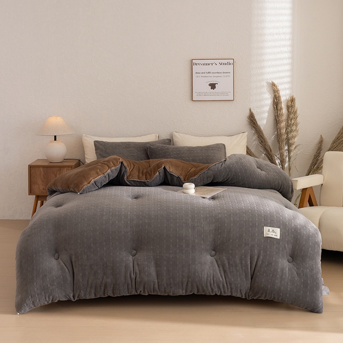 91家纺网 家纺一手货源 找家纺 牛魔王家居 2025新款高克重牛奶绒提花冬被被子被芯 格纹咖色