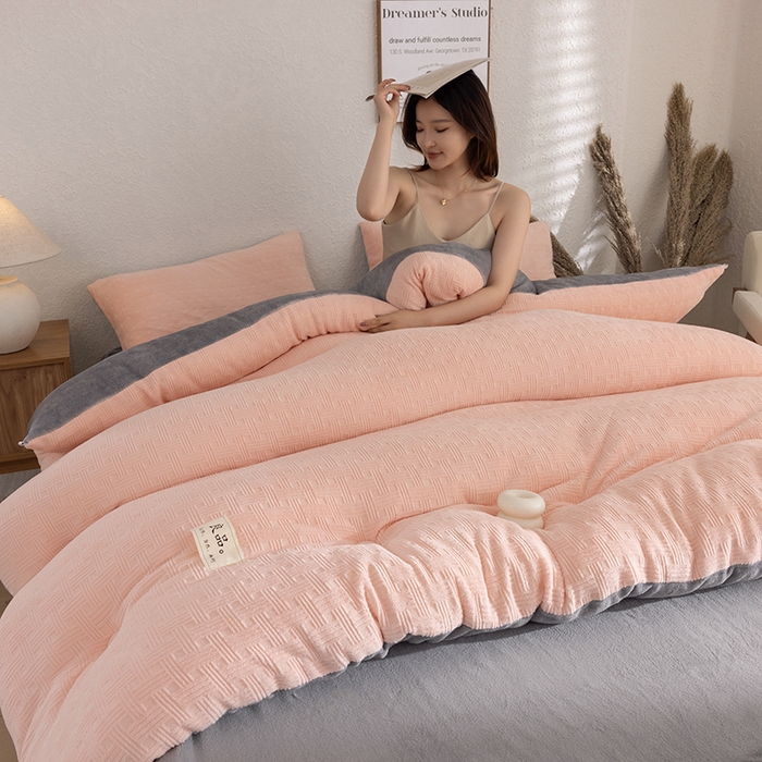 91家纺网 家纺一手货源 找家纺 牛魔王家居 2025新款高克重牛奶绒提花冬被被子被芯 格纹粉色