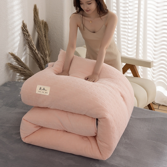 91家纺网 家纺一手货源 找家纺 牛魔王家居 2025新款高克重牛奶绒提花冬被被子被芯 格纹粉色