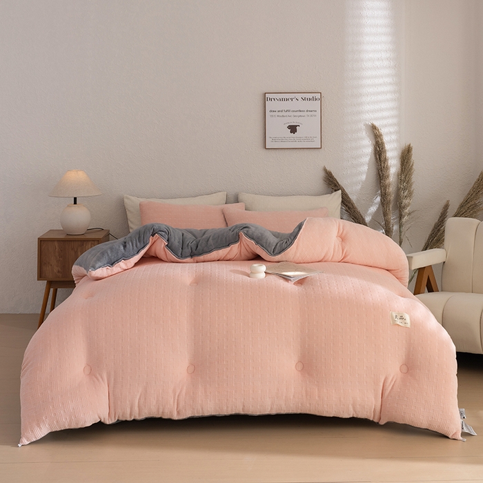 91家纺网 家纺一手货源 找家纺 牛魔王家居 2025新款高克重牛奶绒提花冬被被子被芯 格纹粉色