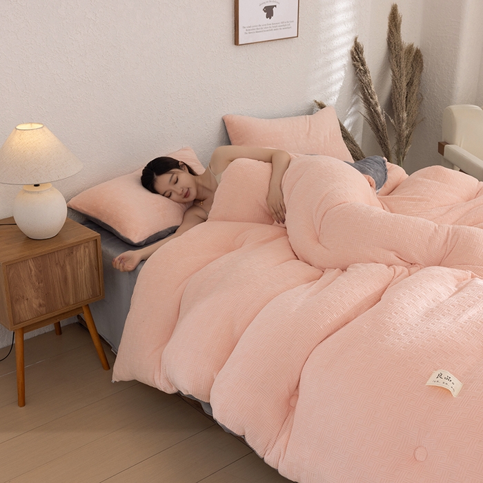 91家纺网 家纺一手货源 找家纺 牛魔王家居 2025新款高克重牛奶绒提花冬被被子被芯 格纹粉色