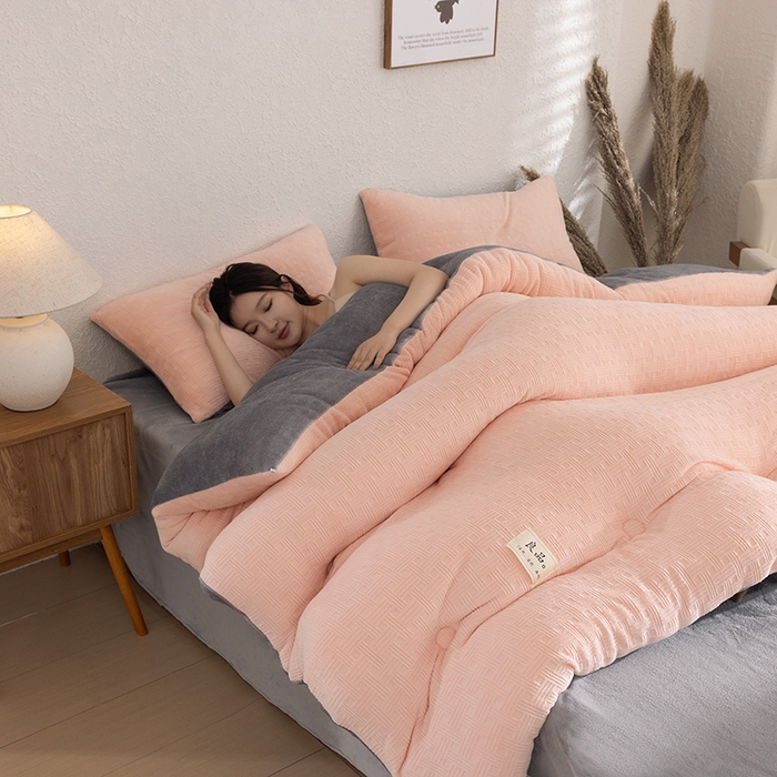 91家纺网 家纺一手货源 找家纺 牛魔王家居 2025新款高克重牛奶绒提花冬被被子被芯 格纹粉色