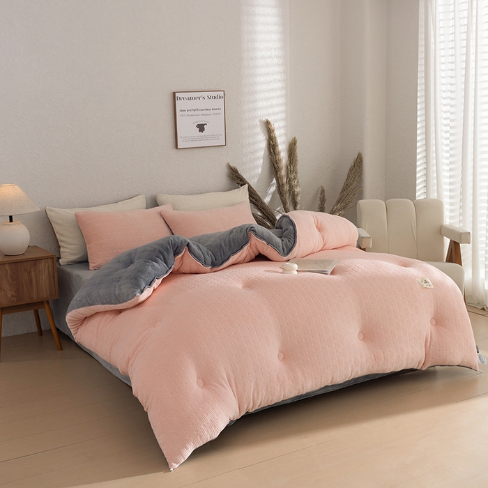 91家纺网 家纺一手货源 找家纺 牛魔王家居 2025新款高克重牛奶绒提花冬被被子被芯 格纹粉色