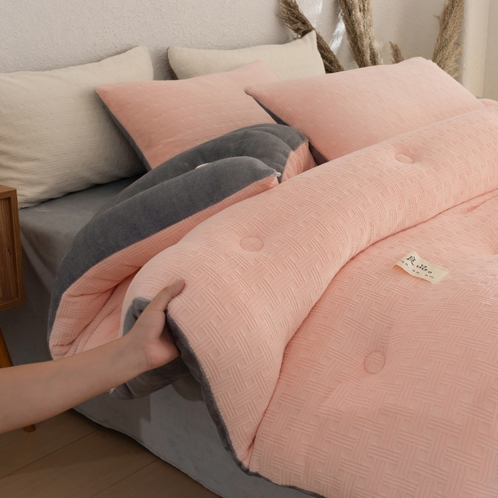 91家纺网 家纺一手货源 找家纺 牛魔王家居 2025新款高克重牛奶绒提花冬被被子被芯 格纹粉色