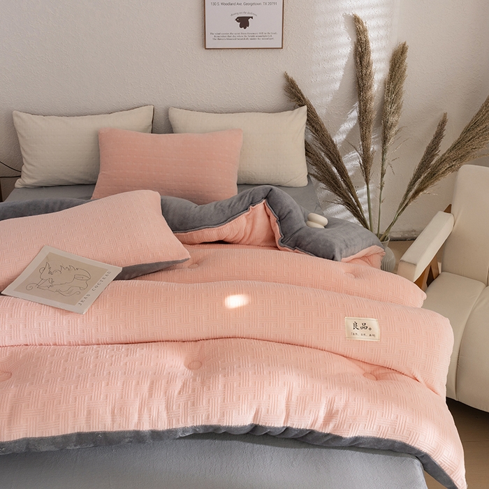 91家纺网 家纺一手货源 找家纺 牛魔王家居 2025新款高克重牛奶绒提花冬被被子被芯 格纹粉色