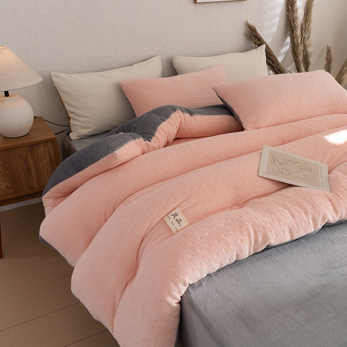 91家纺网 家纺一手货源 找家纺 牛魔王家居 2025新款高克重牛奶绒提花冬被被子被芯 格纹粉色