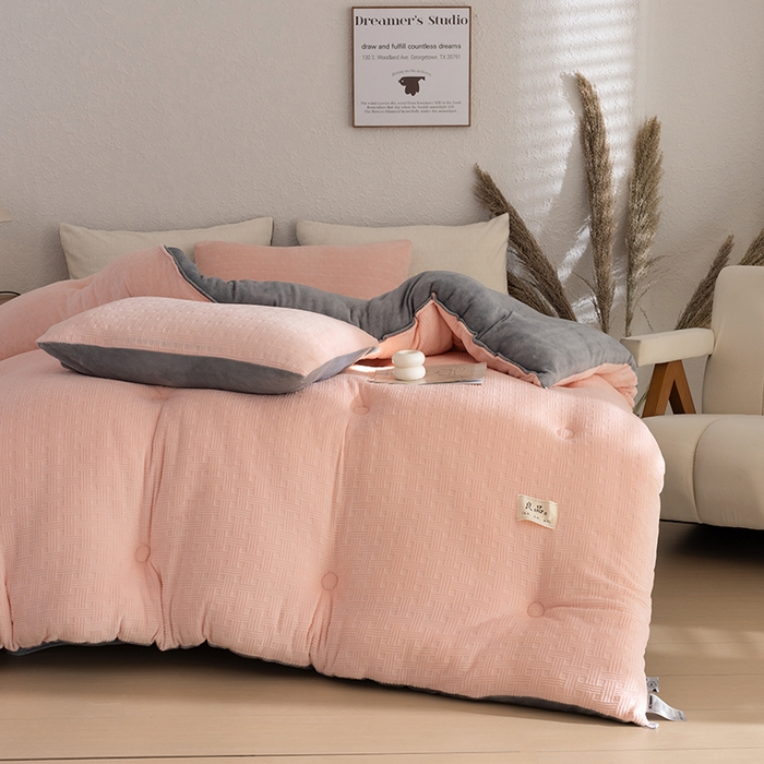 91家纺网 家纺一手货源 找家纺 牛魔王家居 2025新款高克重牛奶绒提花冬被被子被芯 格纹粉色