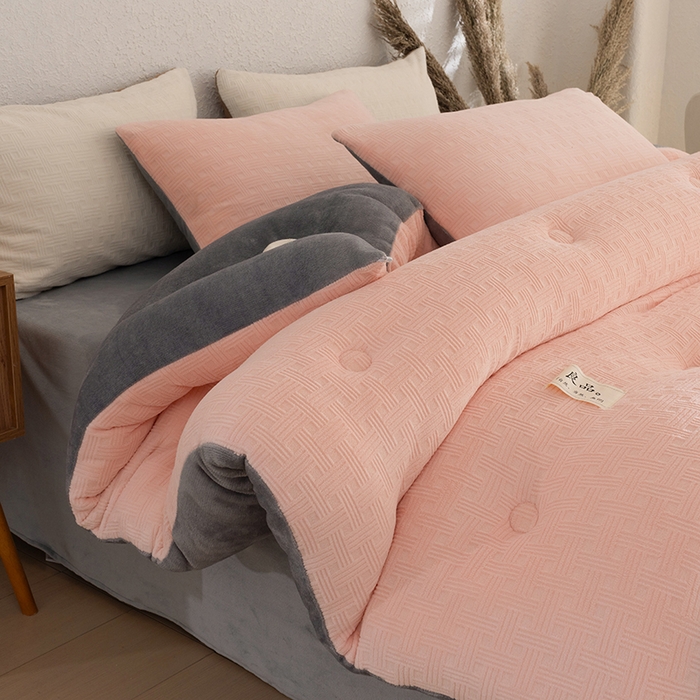 91家纺网 家纺一手货源 找家纺 牛魔王家居 2025新款高克重牛奶绒提花冬被被子被芯 格纹粉色