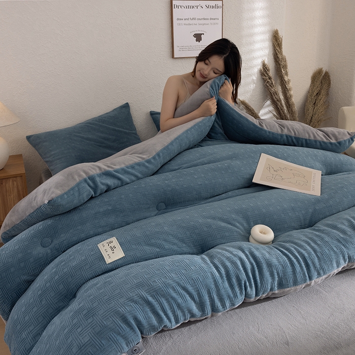 91家纺网 家纺一手货源 找家纺 牛魔王家居 2025新款高克重牛奶绒提花冬被被子被芯 格纹蓝色