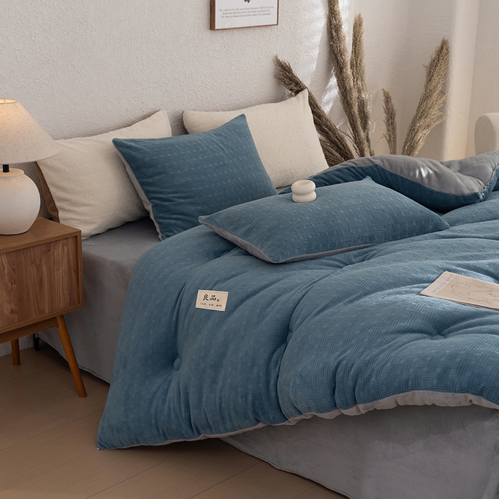 91家纺网 家纺一手货源 找家纺 牛魔王家居 2025新款高克重牛奶绒提花冬被被子被芯 格纹蓝色