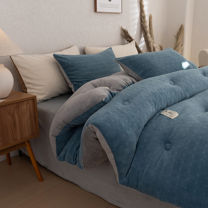 91家纺网 家纺一手货源 找家纺 牛魔王家居 2025新款高克重牛奶绒提花冬被被子被芯 格纹蓝色