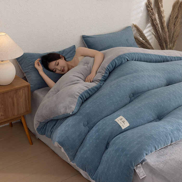 91家纺网 家纺一手货源 找家纺 牛魔王家居 2025新款高克重牛奶绒提花冬被被子被芯 格纹蓝色