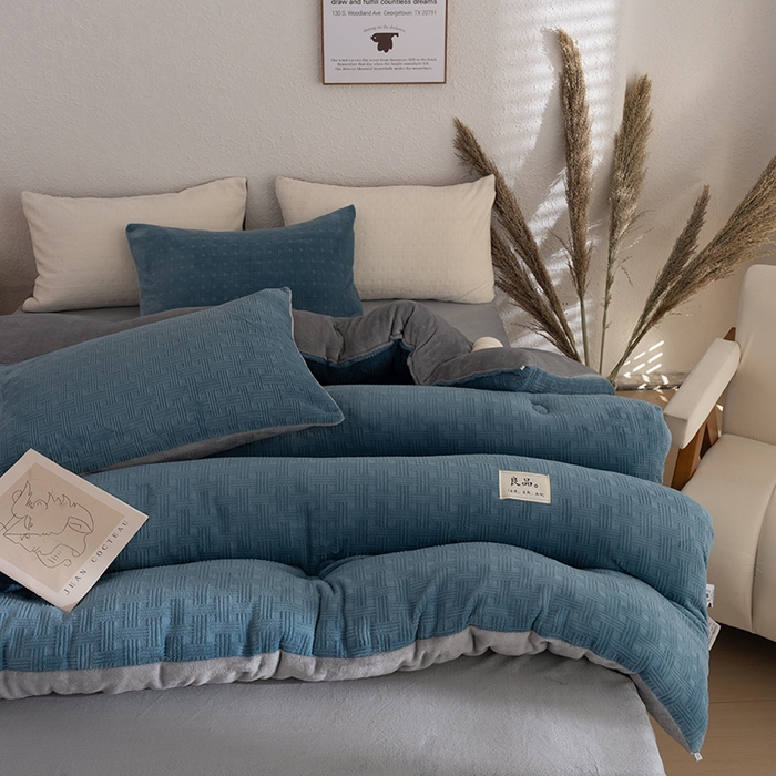 91家纺网 家纺一手货源 找家纺 牛魔王家居 2025新款高克重牛奶绒提花冬被被子被芯 格纹蓝色