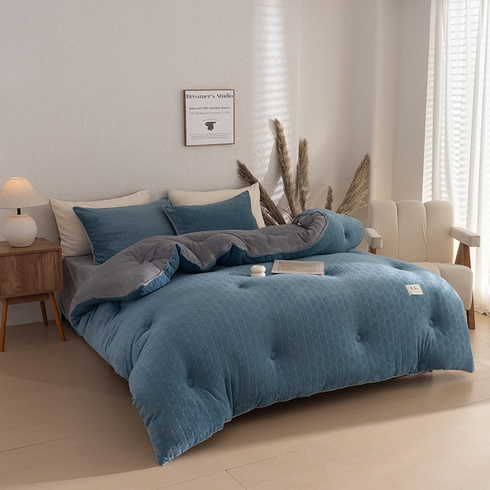 91家纺网 家纺一手货源 找家纺 牛魔王家居 2025新款高克重牛奶绒提花冬被被子被芯 格纹蓝色