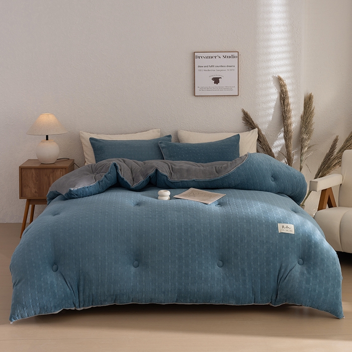 91家纺网 家纺一手货源 找家纺 牛魔王家居 2025新款高克重牛奶绒提花冬被被子被芯 格纹蓝色