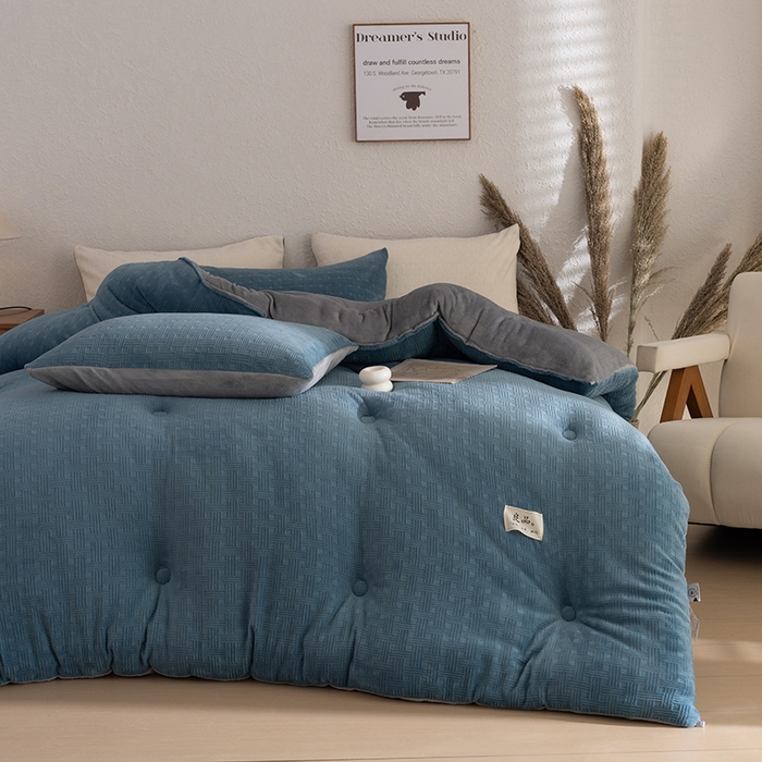 91家纺网 家纺一手货源 找家纺 牛魔王家居 2025新款高克重牛奶绒提花冬被被子被芯 格纹蓝色