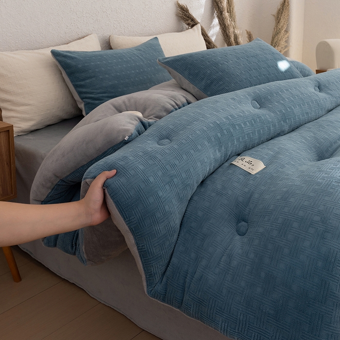 91家纺网 家纺一手货源 找家纺 牛魔王家居 2025新款高克重牛奶绒提花冬被被子被芯 格纹蓝色