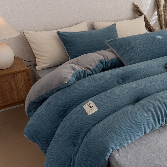 91家纺网 家纺一手货源 找家纺 牛魔王家居 2025新款高克重牛奶绒提花冬被被子被芯 格纹蓝色