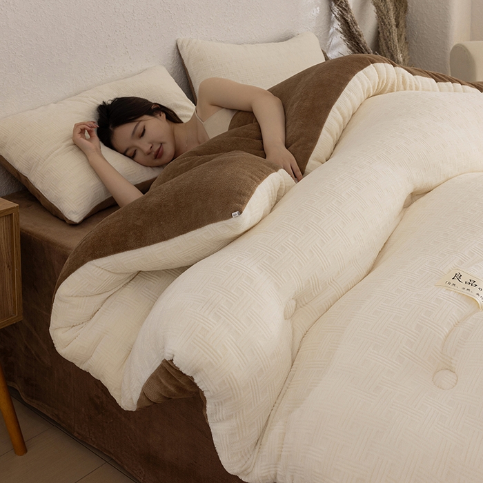 91家纺网 家纺一手货源 找家纺 牛魔王家居 2025新款高克重牛奶绒提花冬被被子被芯 格纹米白