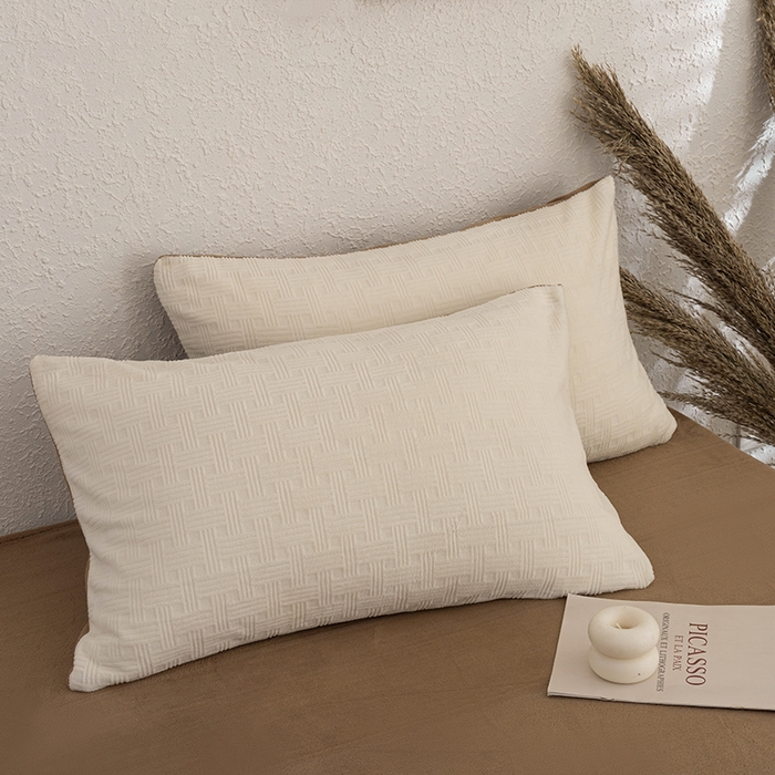 91家纺网 家纺一手货源 找家纺 牛魔王家居 2025新款高克重牛奶绒提花冬被被子被芯 格纹米白