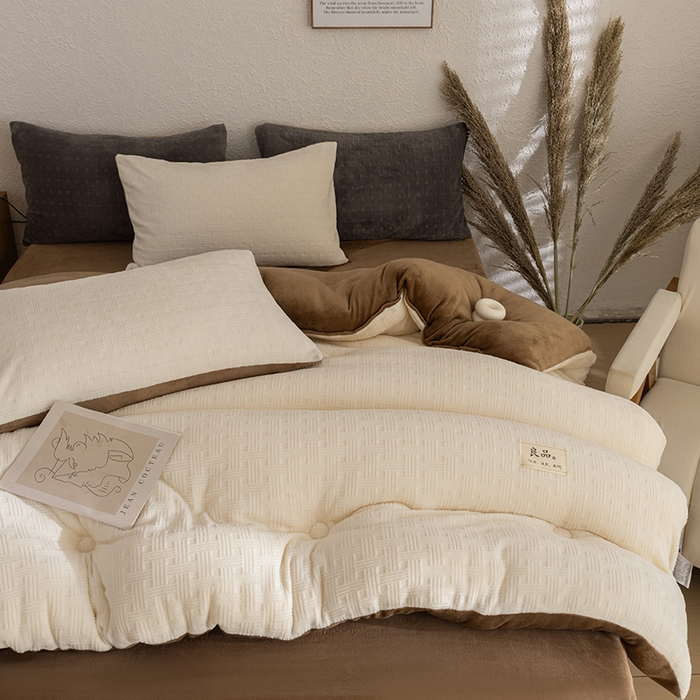 91家纺网 家纺一手货源 找家纺 牛魔王家居 2025新款高克重牛奶绒提花冬被被子被芯 格纹米白