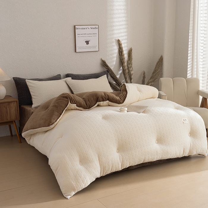 91家纺网 家纺一手货源 找家纺 牛魔王家居 2025新款高克重牛奶绒提花冬被被子被芯 格纹米白