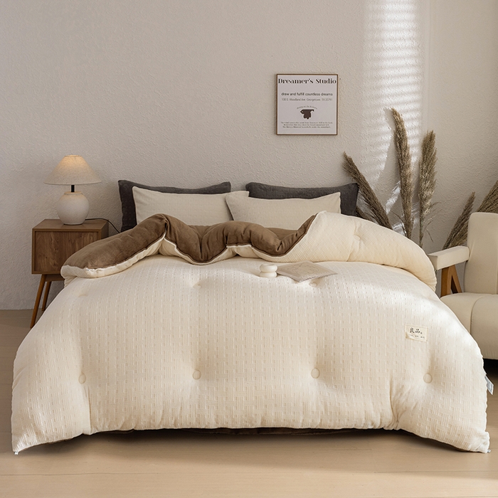 91家纺网 家纺一手货源 找家纺 牛魔王家居 2025新款高克重牛奶绒提花冬被被子被芯 格纹米白