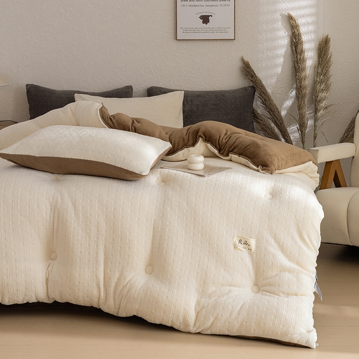 91家纺网 家纺一手货源 找家纺 牛魔王家居 2025新款高克重牛奶绒提花冬被被子被芯 格纹米白