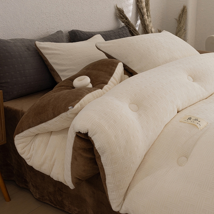 91家纺网 家纺一手货源 找家纺 牛魔王家居 2025新款高克重牛奶绒提花冬被被子被芯 格纹米白