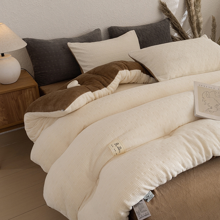 91家纺网 家纺一手货源 找家纺 牛魔王家居 2025新款高克重牛奶绒提花冬被被子被芯 格纹米白