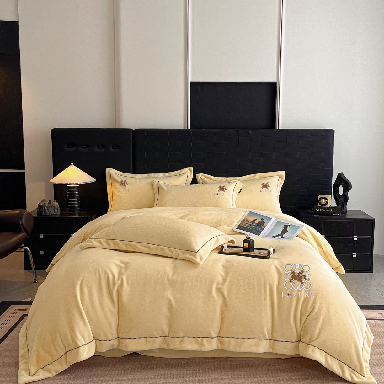 91家纺网 家纺一手货源 找家纺 库里梦家纺 2025网红直播热款230克全消光工艺绣花牛奶绒四件套 飞马-杏仁黄