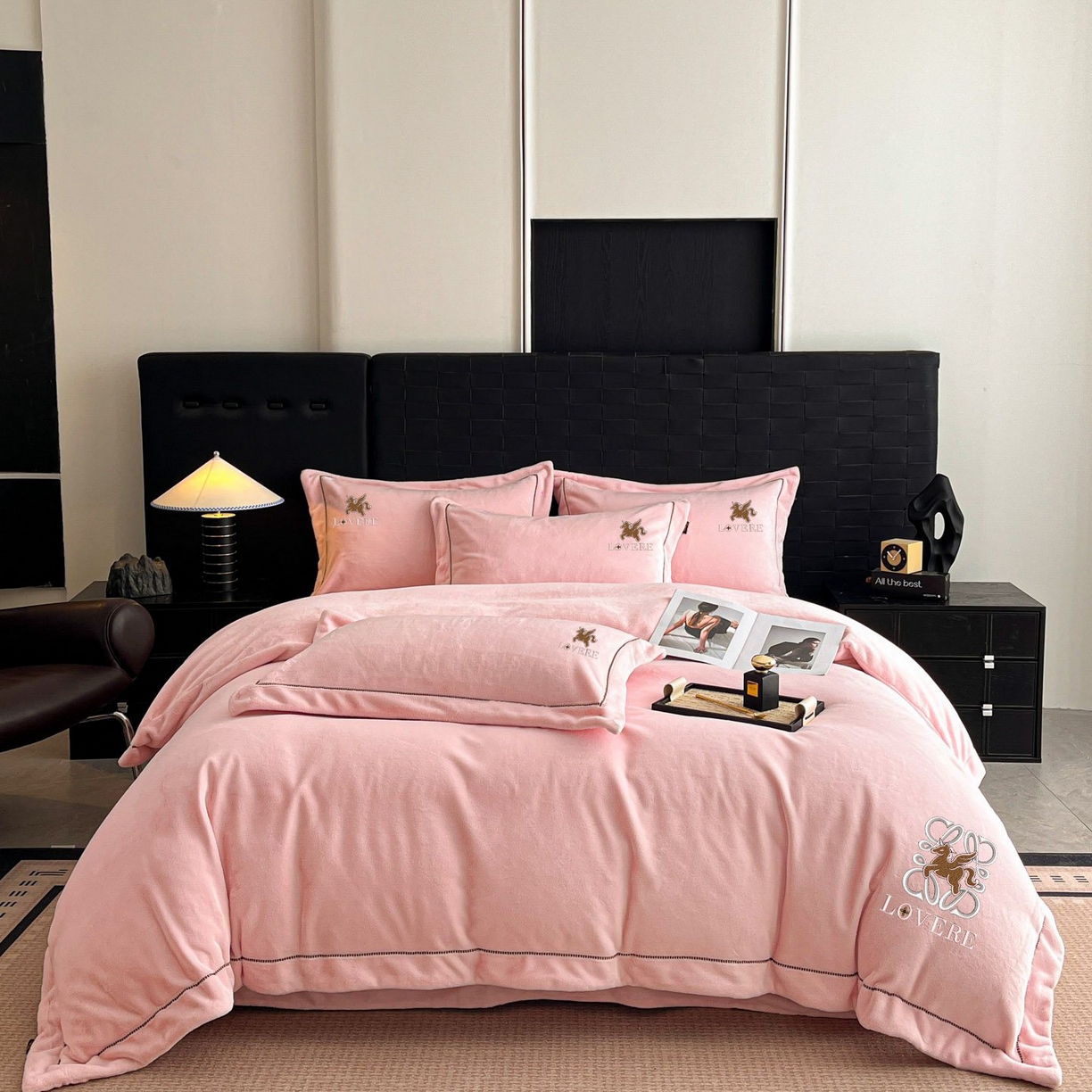 91家纺网 家纺一手货源 找家纺 （总）库里梦家纺 2025网红直播热款230克全消光工艺绣花牛奶绒四件套