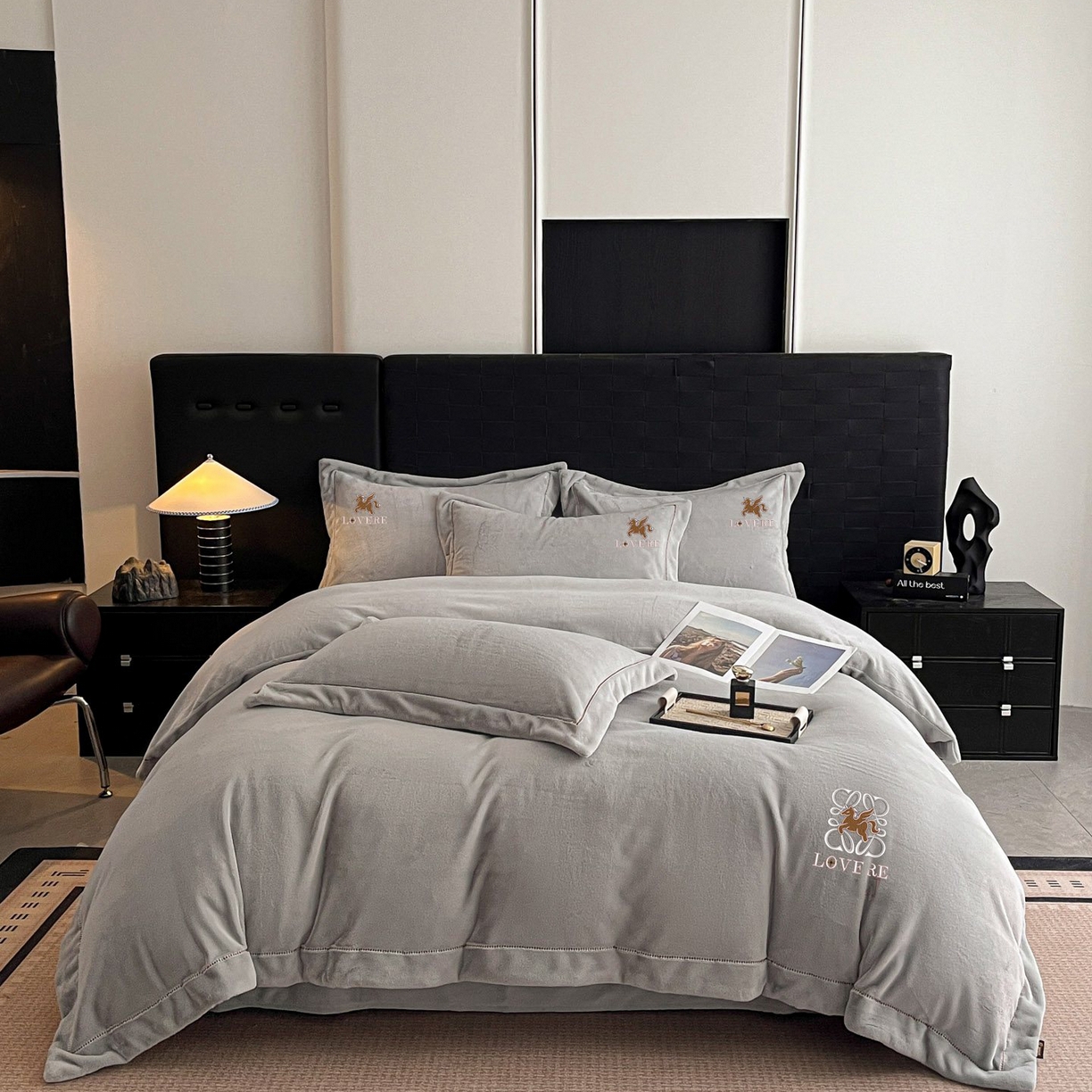 91家纺网 家纺一手货源 找家纺 库里梦家纺 2025网红直播热款230克全消光工艺绣花牛奶绒四件套 飞马-银灰