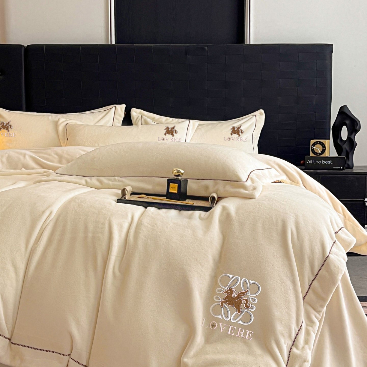 91家纺网 家纺一手货源 找家纺 库里梦家纺 2025网红直播热款230克全消光工艺绣花牛奶绒四件套 飞马-米色