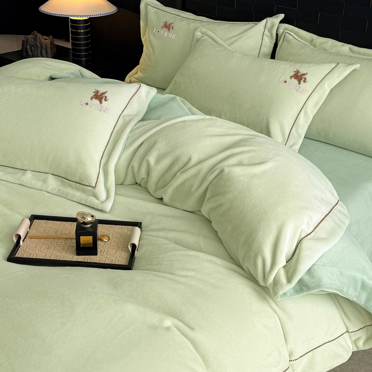 91家纺网 家纺一手货源 找家纺 库里梦家纺 2025网红直播热款230克全消光工艺绣花牛奶绒四件套 飞马-薄荷绿